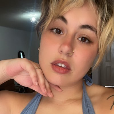 Just another bratty girl showing her boobs on the internet 🫧NSFW🔞Pan, Poly, ND. Latina qui parle more than one idioma your spicy bee 🐝💫