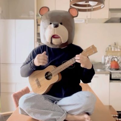 🔰ウクレレは貰いました独学1年生です🎵とっさの思いつきをオリジナル曲にしてゆるめに弾き語っています🎵某アニメのイメージCDに作詞家として携わった事がありますなんのアニメかは内緒です名義も内緒です📦顔はダンボールにてハンドメイドしました🐻ちびまる子ちゃんが好きです👄つぶやくのは苦手ですでもお返事はできます