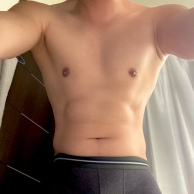 未成年請勿觀看。不露臉/不約/不找感情,想約我就會主動了,不用主動約我做些什麼。只是滿足一點露出的慾望,偶爾在Cam4給大家意淫。推特止於推特。歡淫乾爹們抖內😘