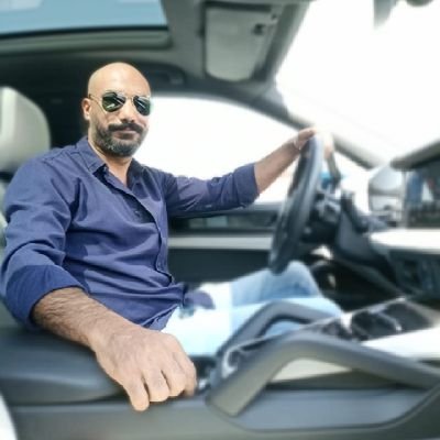 لا احد يشتاق لكِ مثلي ولا آحد يحتاجك اكثر مني ولا احد ينقبض قلبه خوفاً عليك كما ينقبض قلبي فكوني بخير لأجلي ❣️👑💜