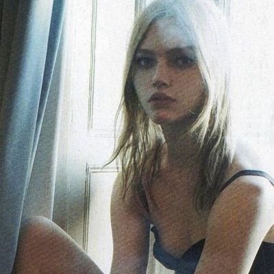 rneeeeew's profile picture. 