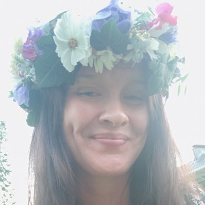 Kuuden lapsen äiti. Kukkanainen. Omat ajatukset, jotka eivät varmasti kaikkia miellytä. Rakkaus voittaa aina. ❤
Mielipiteet ovat omiani.