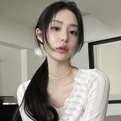 — ୨ৎ She smells like lavender and felt as satiny, silky, fragile, lush & dainty as her dress and locks. With her doe-like eyes and bambi-esque prettiness. ୨ৎ