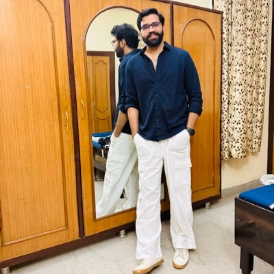 amrevusav's profile picture. prentending to be casual