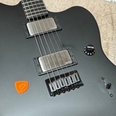 ザボヘミアンズ大好き。メタルよりなギター買いがちだけど、ブルース、ジャズが好き😊 ギター生活は習い事がジャズギターでhide、X、LUNA SEAの影響で、小学生から今に至る。