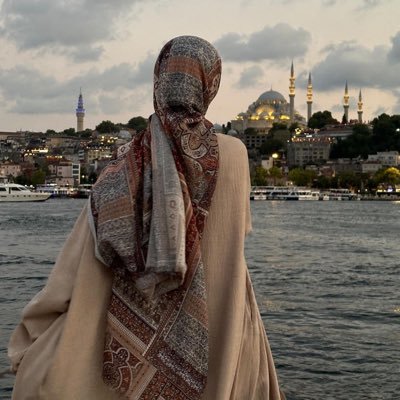 cafexyn's profile picture. I'm just a girl who always has excessive feelings of worrying about life.