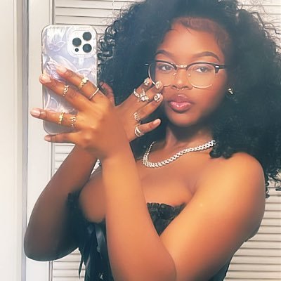 18+| solo content only🖤 dm to inquire! BE DEPOSIT READY ($5) cashapp; $noell002 videos, pics, sexting, & calls. I do customs as well❤️