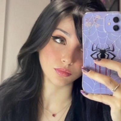 Diseñadora gráfica y hacedora de escudos. Un poco goblin a veces.