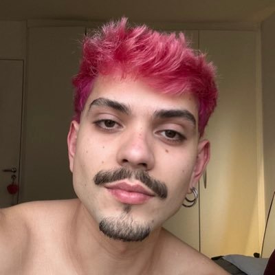 faço uns vídeos. aqui reclamo, sou fã de diva pop e me alieno com reality
