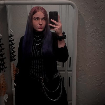 black is my happy color|| halsey stan || chronic YT binger|| ♏︎ || 🧙🏻♀️🕯🌙|| kalli🏳️🌈🗝️ || she/they || 26