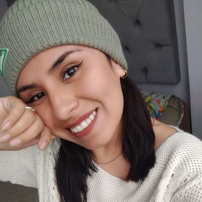 Hincha crema, poetisa frustrada, izquierdista de ventana, mamá primeriza y esposa enamorada.