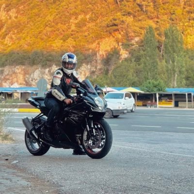 ehlivukuf_'s profile picture. ninni biter ağıt başlar, hep ağır taşlar ..