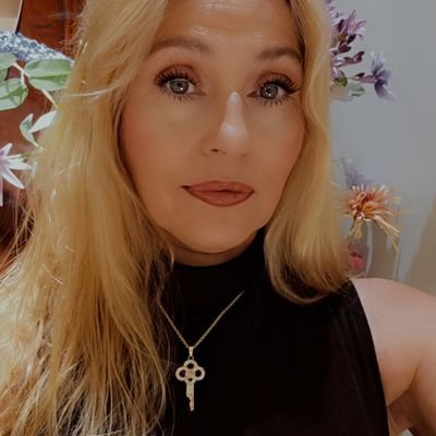 Part angel. Part bitch. All woman. Die met een mening. Food-prof. Bleke, ongezonde vega. Houdt van dieren, minder van mensen.
