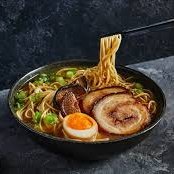 「うーん…麺は美味しいですね。小麦粉の味がしっかりしていて、香りも風味もはっきりしています…このラーメンは、シンプルな材料で特別な体験ができるということを思い出させてくれます。