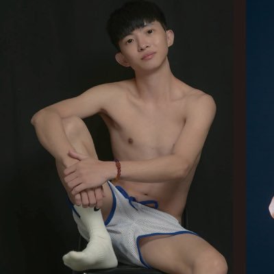 🔞此推特包含限制級內容,未滿18歲請勿觀看,如追蹤觀看,表示已成年同意。 🚫NPNC無臉不回,不分偏side 🔞150cm • 38kg ·身體敏感|按摩、可拍片、售原味內褲白襪