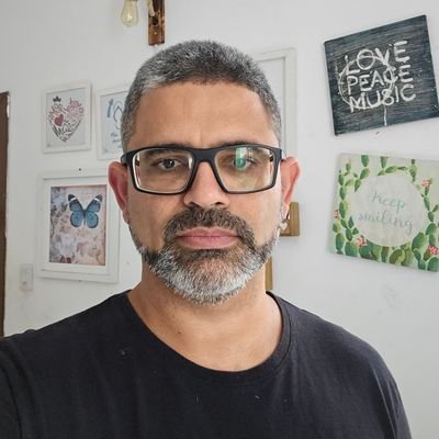 Casado com Perla Menezes de Brito, pai de Cauã, Sofia, Giovanna e Noah, analista de sistemas, servo do Senhor Jesus.