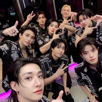 Stay e army não me julguem 😅
Amo muito o stray kids e o bts
Casada com 15 caras 😂😂