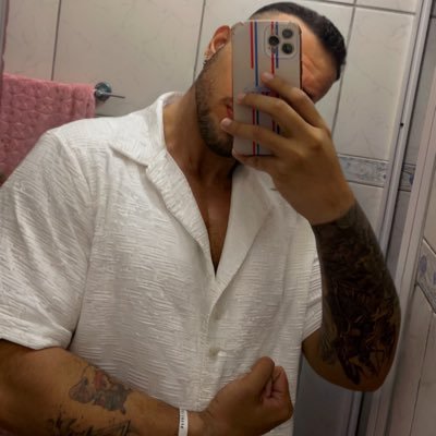 Sou um novinho hétero e safado, que gosta de fuder sem pensar no amanhã, gosto muito de um sexo mais bruto. 🔞 Vem conhecer meu mundo rs.