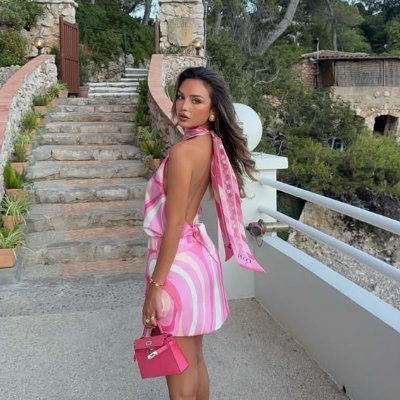 Elegance isn’t about being noticed, it’s about being remembered.🌟