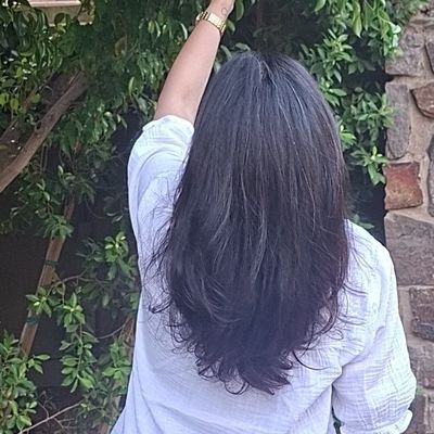 بين القبور الهادئة هناك روح أحبها رحلت🕊إلى أجل بعيد، ربي
اجمعني فيها بجنتك 💔 أمي