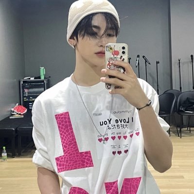 melong9810's profile picture. 