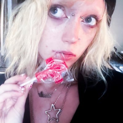 19, come chat with me! :3 customs are open!!! :p ! i have a boyf (he supports fully hehe) links 🔗 ⬇️
