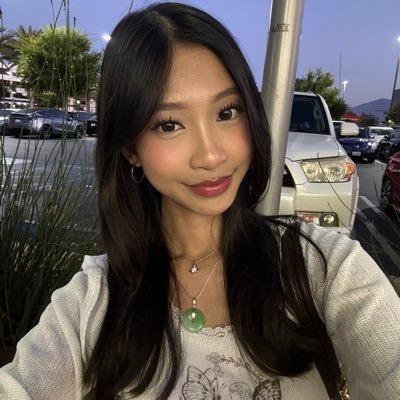 𓂃˚✿ 25┊streamer + twitch partner 🩷🌷🧸┊@jetttbezos fanpage ₍ᐢ. ̫.ᐢ₎┊💌: itsduhlyluh@gmail.com ⋆.*ೃ✧.