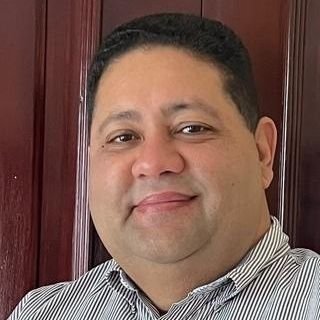 Contador Publico Autorizado,
Mercadologo.
Estrategia y Analisis- Politica.
Ex- Gobernador Prov.MTS
Ex-Sub- Secretario de Trabajo.