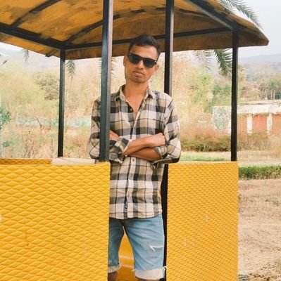 Waiter//Room Provider// Political Commentor // Instagram Ek Bimari Janak Dehli// ♥️//India