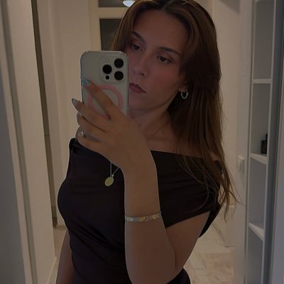 ermirazz's profile picture. ENTP 🩷 business data analytics student