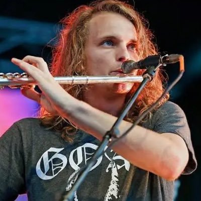 サイケデリックなミュージックが好きな者です。King Gizzard & The Lizard Wizardが好きすぎてしんどい。11/2と11/4にKing Gizzardのライブ観に行く🇬🇧