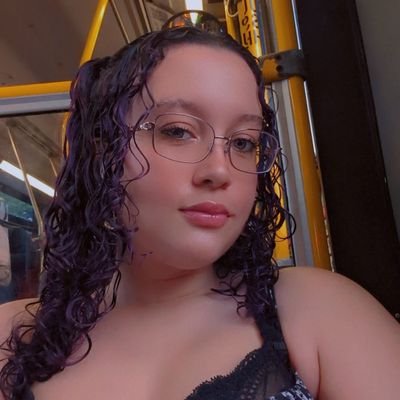 * Girl w/ the moon tatt *
18+
🇨🇦 🇯🇲 27 • 5'10• 🏳️🌈