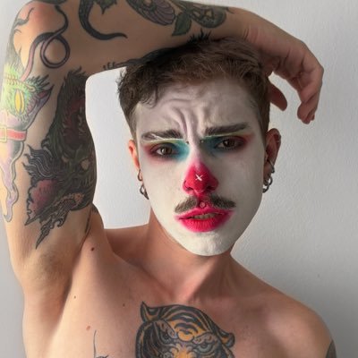 Arietismi importanti mixati a tatuaggi e piercing vari.