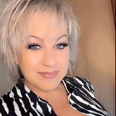Cougar energy 🐾 | Successful biz woman 💼 | I spoil who deserves it 💳 | Fun is non-negotiable 🍷✨ | DM if you can keep up.
