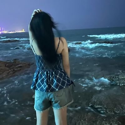 WhaZHHe's profile picture. 再甜的女孩子，也有咸的地方。