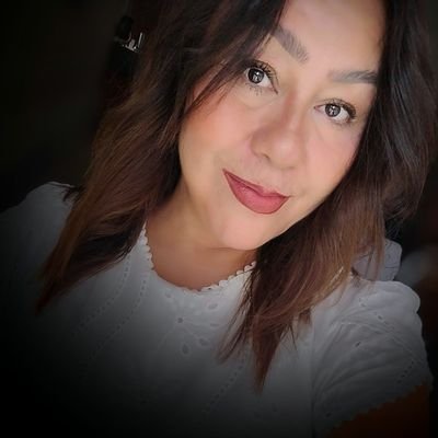 Adicta al ☕️. Mal hablada, respondona y chingaquedito profesional.
Toda una hija de mi madre y madre de dos hijas de su madre.
@SoyRocioG por si las flies.