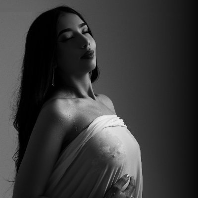 AlexaGlowX's profile picture. 💋 Bold charm, irresistible mystery | BelleMedia 🎥 | Temptation looks better on me 🔞