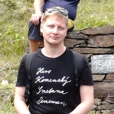Chlapec ze sousedství, který na snímku být neměl, ale nepodařilo se ho odehnat.