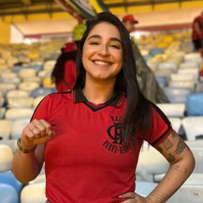 Carioca, viciada em Flamengo e apaixonada por arquibancada.