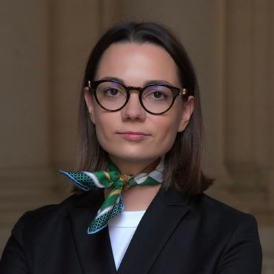 Passionnée de finances publiques et de légistique. Passée par @univ_lille et @SorbonneParis1 | 🎹&🎻 Compte personnel.