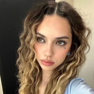 230798O's profile picture. my number one @elmarianaa