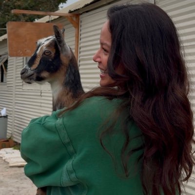 honeyblossom_cc's profile picture. half my life is waiting for the next season, the other half is crying over chenford edits and yelling at alexi.