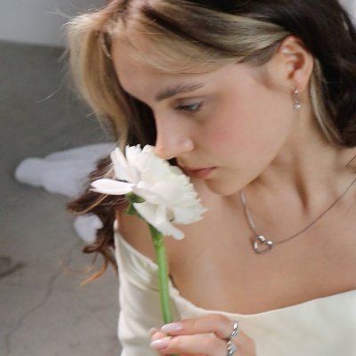 Daughters, sisters, investors, flowers, France, Russia, late nights, travel, wealth.
No porn, no robots, no politics.