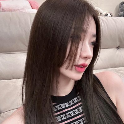 molgndgxld's profile picture. More abstract than a Dali painting.