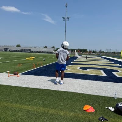 class of 2027/athlete//bench 235,squat 405,hang clean 165,dead lift 235,weight 175, height 5,8 🏈🏟️RB/WR/DB