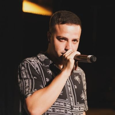 Conocido como Tazz-yeah, Locutor, Speaker, MC, fanático de la cultura Hip hop y del freestyle y miembro del grupo Sta Crookz. Además, Estudiante de Historia 📜