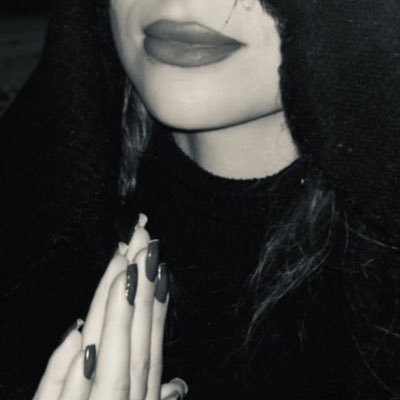 paroomii's profile picture. “eu me seguro em minha palavra, em minha mão, em minha lavra”