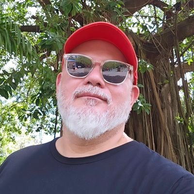PalhanoRn's profile picture. Cara de sério,  bem humorado. 
Amo flores, pets, livros comidas e viagens. 
LGBT e de esquerda.