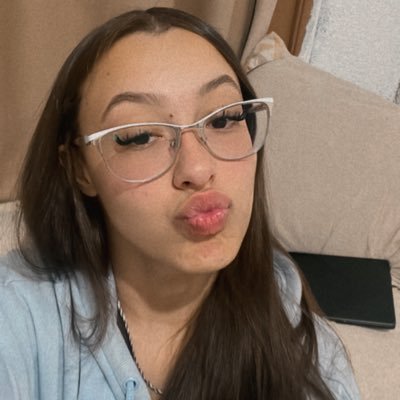 vestibulanda de med e clt, que ama muito ler e que sonha com a usp. Sou linda e estou sempre absurdamente exausta🤌