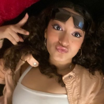 dudamerendi's profile picture. teatro 🏠 🎭 loucuras e muita merda! cabeça nas nuvens e pé no chão.